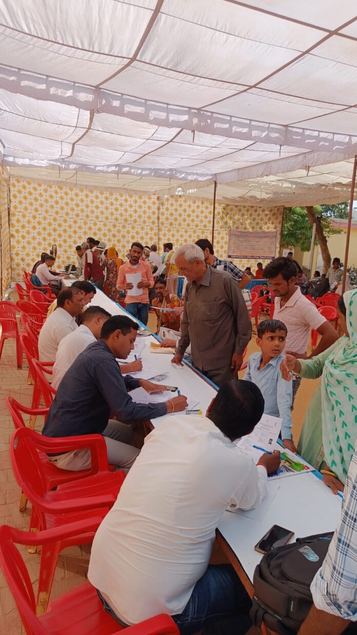 रोजगार मेले में उपस्थित प्रतिभागी