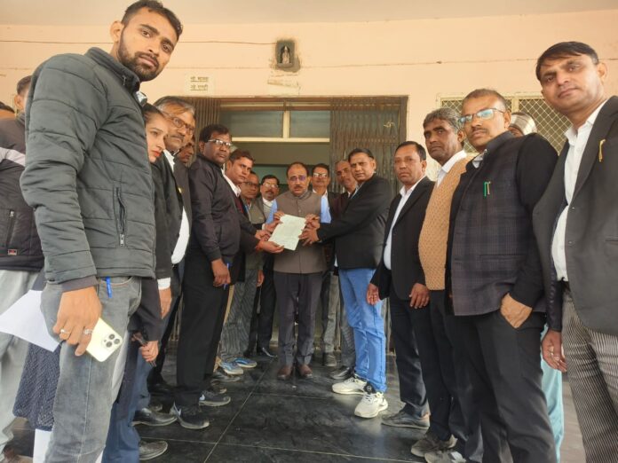 एसडीएम को ज्ञापन सौंपते हुए
