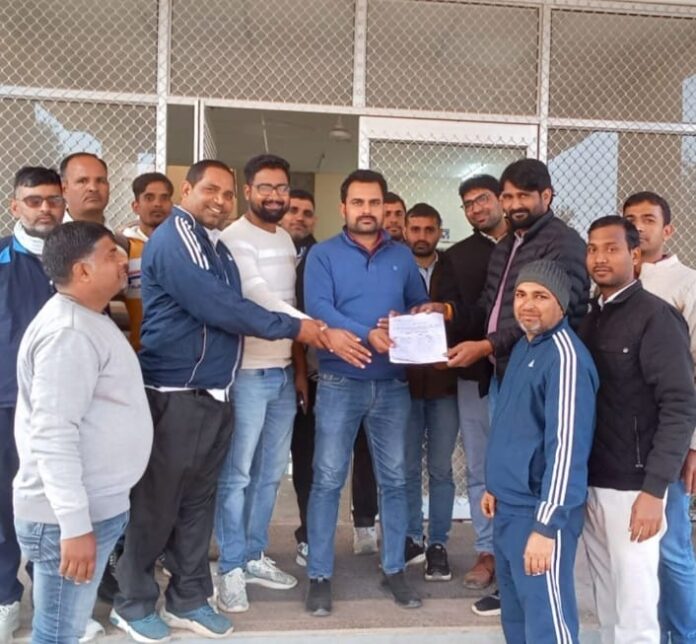 सहायक अभियंता नवीन यैदव को ज्ञापन देते हुए