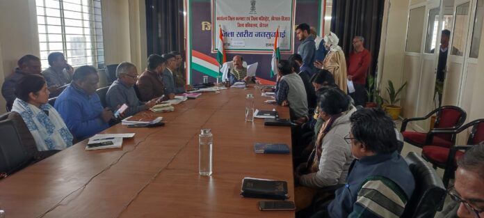 जनसुनवाई करते हुए जिला कलक्टर