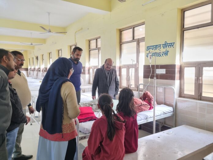 जिला कलक्टर सीएचसी का निरीक्षण करते हुए