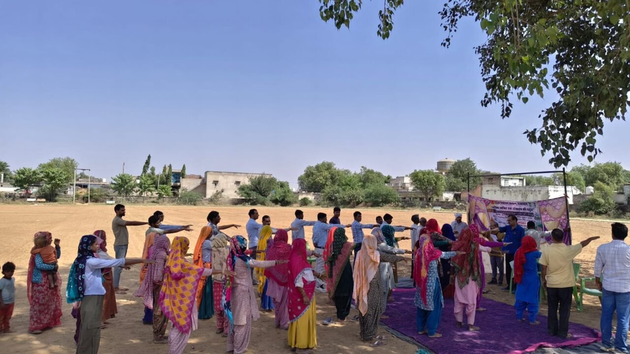 स्वीप गतिविधियों के तहत ग्रामीण क्षेत्रों में कामगारों को दिलाई मतदान की शपथ.                                                       जिला स्वीप नोडल अधिकारी डॉ. गोपाल लाल मीणा ने कहा-लोकतंत्र की मजबूती के लिए प्रत्येक मतदाता की सहभागिता जरूरी