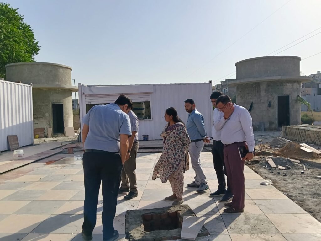 जिला कलक्टर भिवाड़ी में विकास कार्यों का निरीक्षण करते हुए