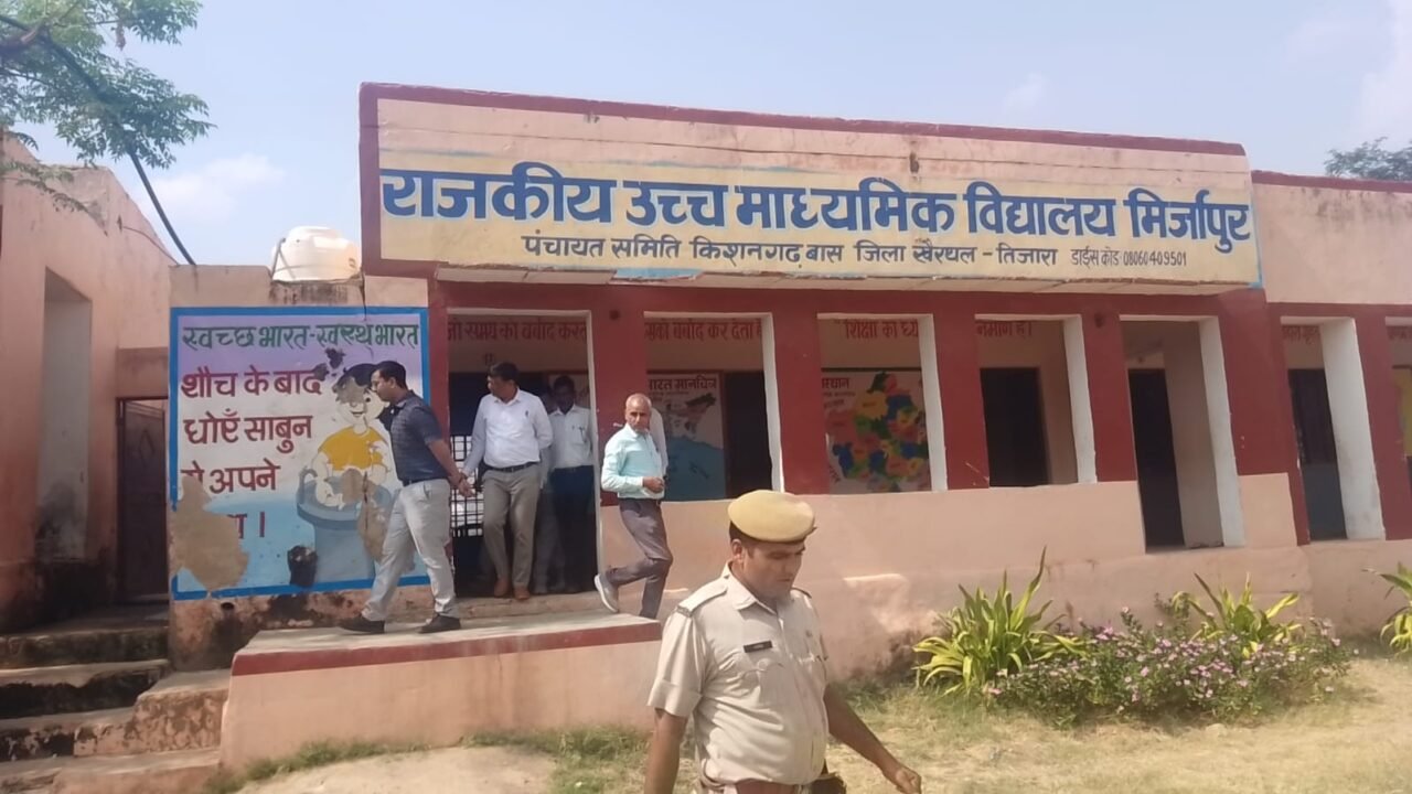 जिला निर्वाचन अधिकारी ने किशनगढ़बास एवं तिजारा के मतदान केन्द्रों का किया निरीक्षण