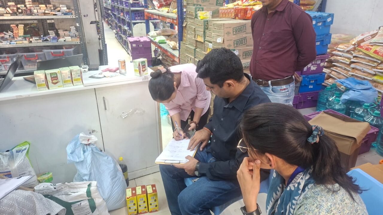 भिवाड़ी में जेप्टो के वेयरहाउस से करीब 150 किलो खाद्य पदार्थ और 50 किलो आटा मौके पर ही करवाया नष्ट.                                                                                               खाद्य सुरक्षा विभाग को कार्रवाई में मिली भारी अनियमितताएं.
