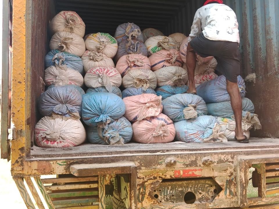 भिवाड़ी फेज तृतीय में अवैध यूरिया का मिनी ट्रक पकड़ा